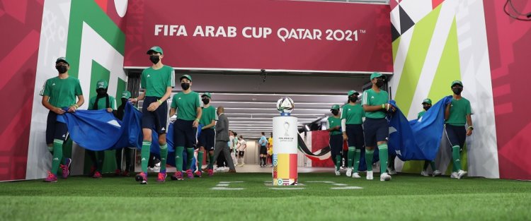 شباب مؤسسة قطر يشاركون في حمل علم الفيفا خلال بطولة كأس العرب FIFA قطر 2021™