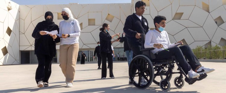 طلاب مؤسسة قطر يختبرون معايير الوصول الميّسر في المدينة التعليمية