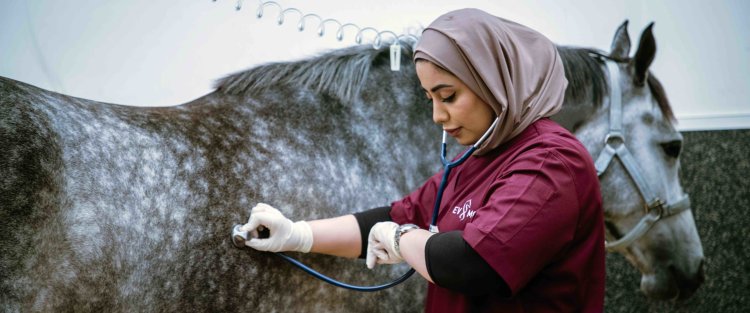 بلسان حالها: "أتمتم بالدعاء قبل أن أعالج مرضاي" 