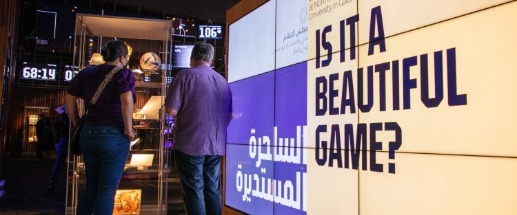 معرض "الساحرة المستديرة" بجامعة نورثويسترن في قطر يسلّط الضوء عن العلاقة بين كرة القدم ووسائل الإعلام