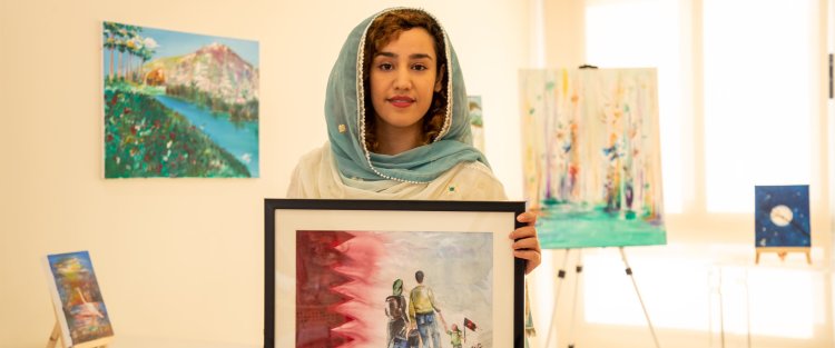 لاجئة أفغانية تتمكن من عرض لوحاتها الفنية للمرّة الأولى بمساعدة متطوعي مؤسسة قطر
