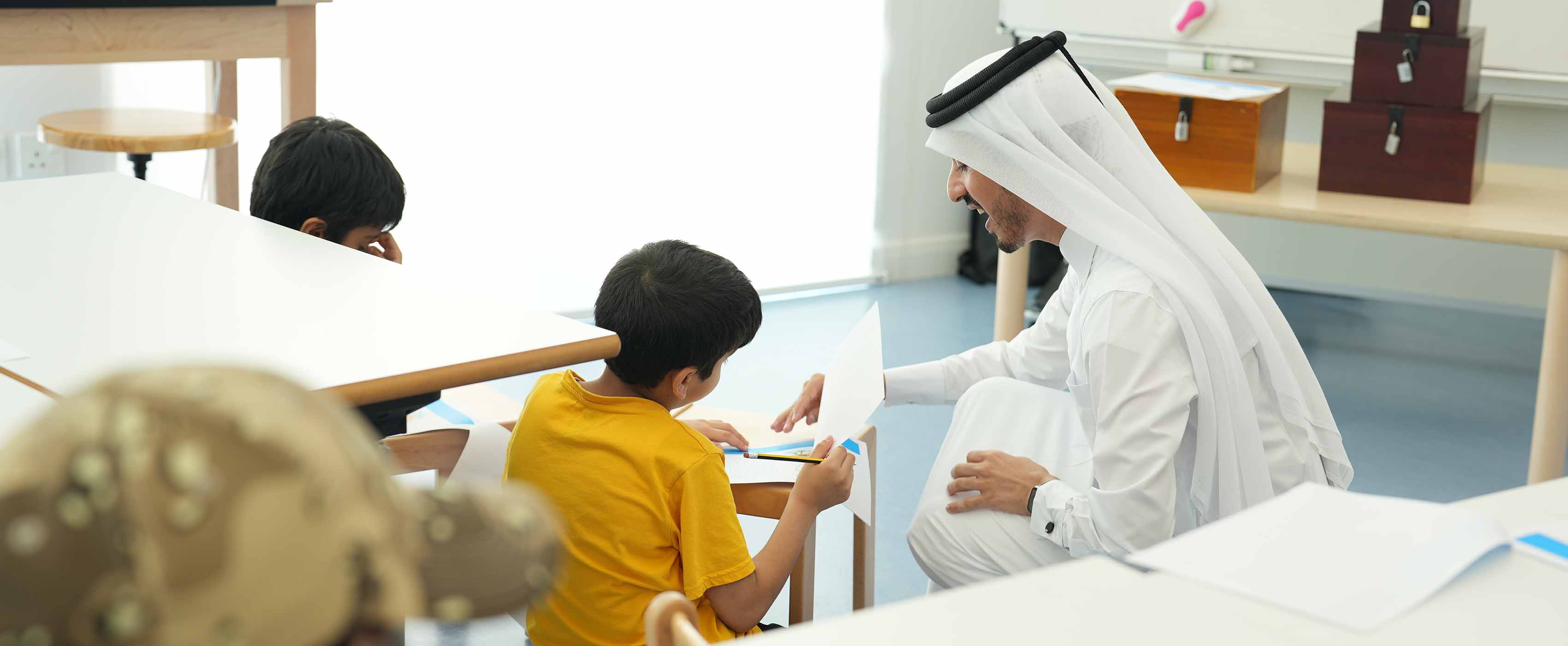 أحد خريجي مؤسسة قطر يعود بعد رحلة سنوات من التدريس ليتخرّج مع طلابه