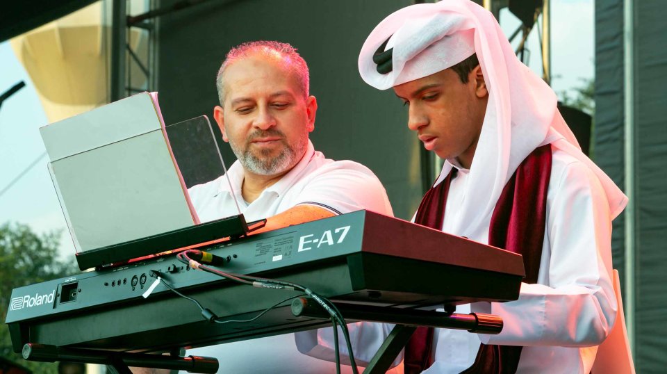 عازف بيانو قطري من ذوي التوحد يبدع في مهرجان دريشة التابع لمؤسسة قطر