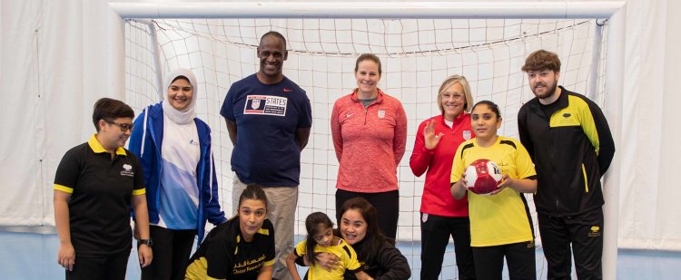 فتيات من برنامج" لكل القدرات" التابع لمؤسسة قطر يلتقين بممثلي فريق كرة القدم الأمريكية للسيدات