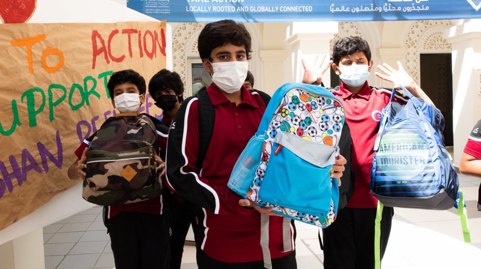 طلاب مدارس مؤسسة قطر يتقاسمون أدواتهم المدرسية وألعابهم مع أطفال اللاجئين الأفغان في قطر