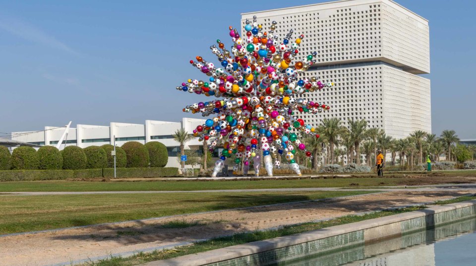 أحدث الأعمال الفنية في مؤسسة قطر تحتفي باستعدادات الدولة لاستضافة كأس العالم FIFA قطر 2022™