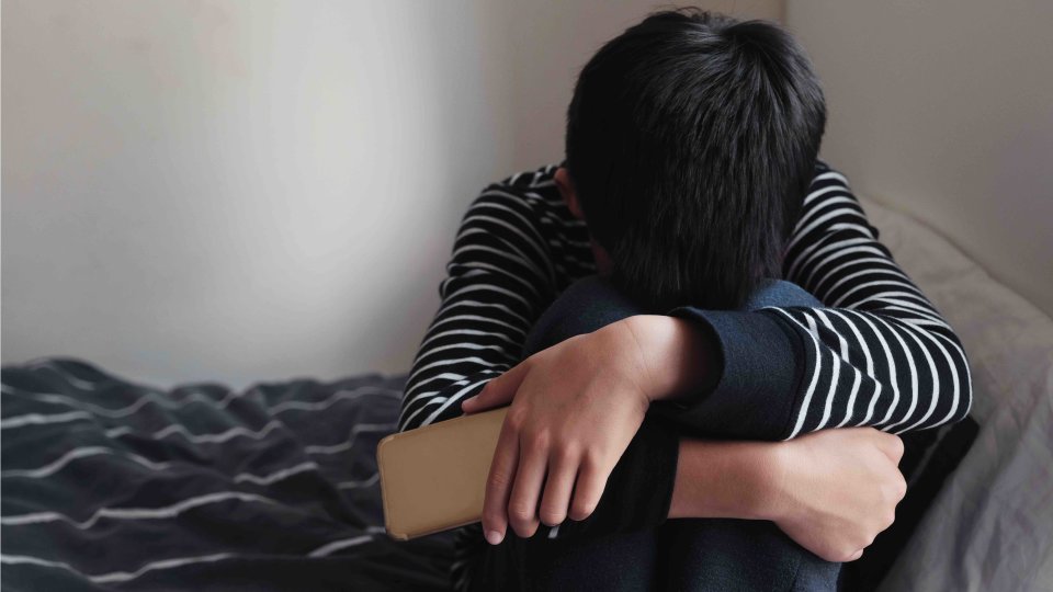 خبير بمؤسسة قطر يحذر من زيادة مخاطر إساءة معاملة الأطفال حول العالم في ظلّ إجراءات العزل الذاتي للأُسر أثناء جائحة (كوفيد - 19)  