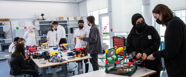 مبتكرون شباب في مؤسسة قطر يصممون روبوتات مائية