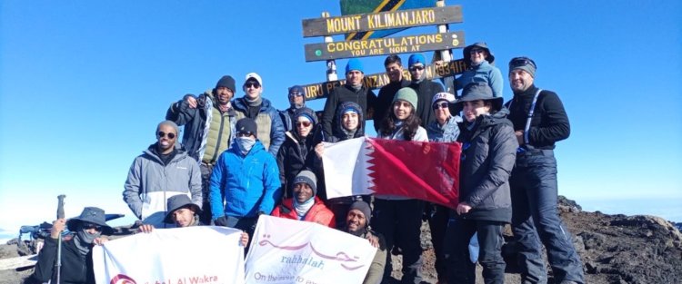 طلاب من مؤسسة قطر يتسلقون جبل كليمانجارو