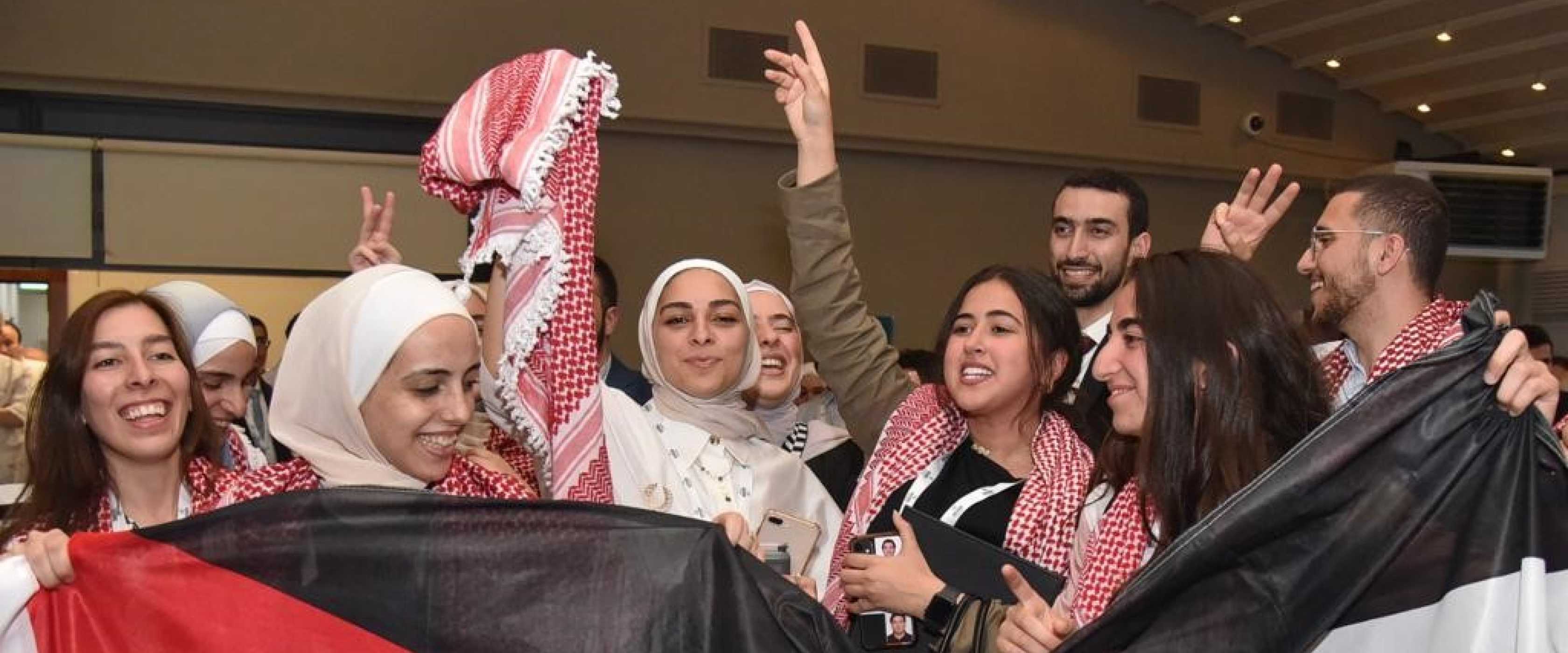 مناظرات قطر تعزز مهارات التواصل والنقاش بين الطلاب العرب 