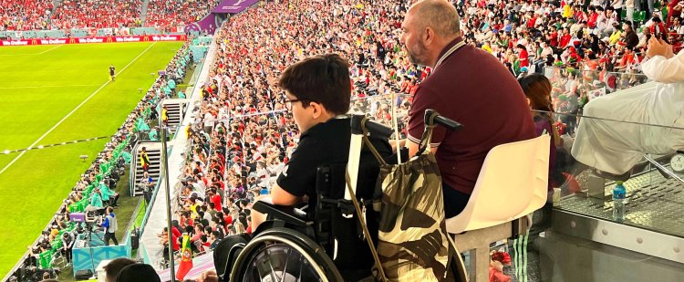 كأس العالم FIFA قطر 2022™ يُمكّن طفل مصاب بالشلل الدماغي بالحضور إلى الملعب لأول مرة 