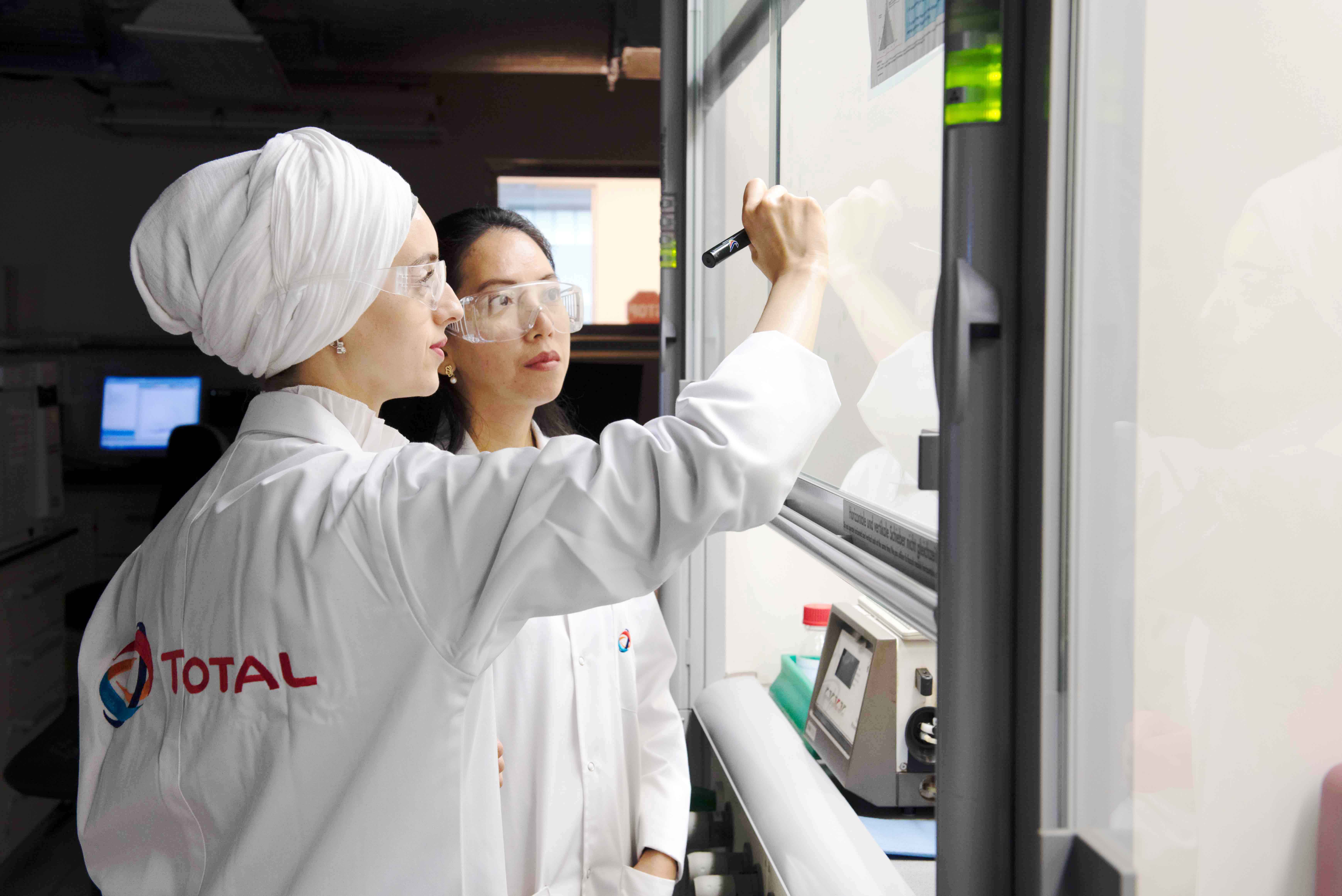 Caption 1 - Total Research Center-Qatar - 03 copy