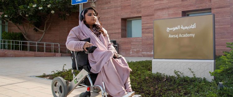 ناشطة في مجال حقوق ذوي الإعاقة تعود إلى المدرسة في مؤسسة قطر بعد انقطاع عن التعليم لمدة 12 عامًا