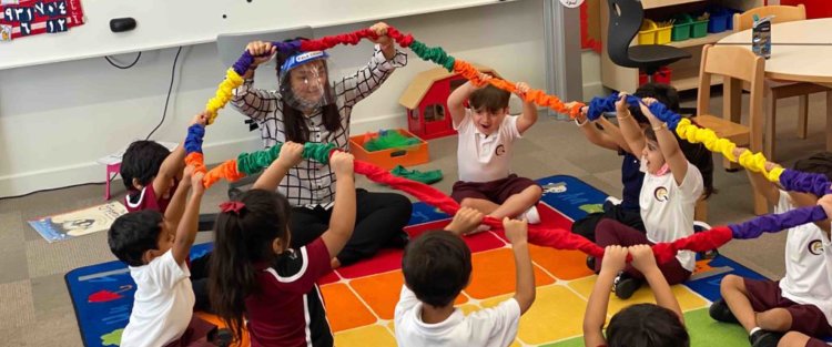 الفنون والموسيقى ورواية القصص وطرقٌ مبتكرة في مدارس مؤسسة قطر لتحفيز الأطفال على التعلّم عن بُعد خلال جائحة (كوفيد-19)