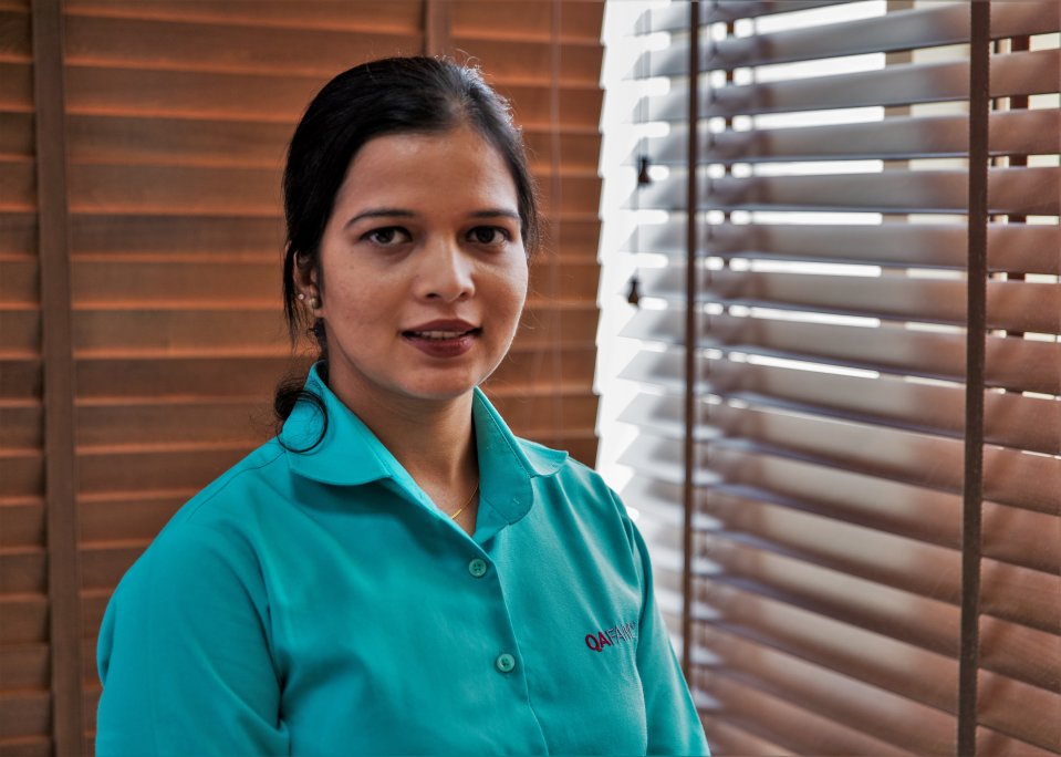 عاملة في مؤسسة قطر تحول دمعة والدها المُسنّ إلى ابتسامة