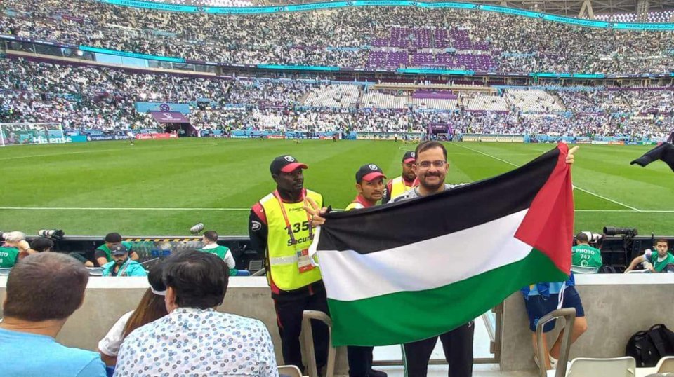 متطوّع من غزة في بطولة كأس العالم FIFA قطر ™2022: "العلم الفلسطيني أيقونة في مونديال قطر"