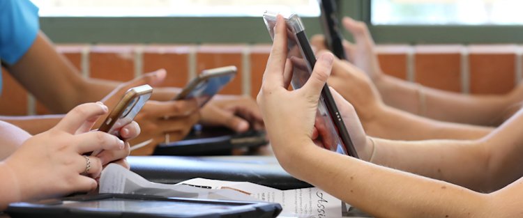 مقال رأي: إحياء الأجواء الأصيلة داخل البيئة المدرسية بمنع استخدام الهواتف الذكية