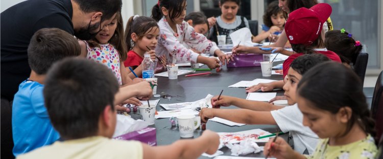 متطوعو مؤسسة قطر يقدّمون الدعم للاجئين الأفغان في قطر 