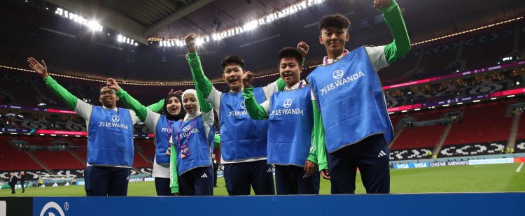Students from Qatar welcome football fans with Arabic poetry