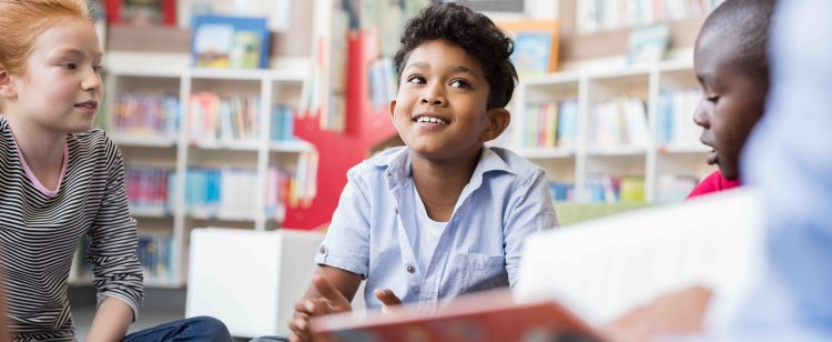 مقال رأي: المزيد من القراءة بصوت عالٍ يُلهم الأطفال كتابة القصص وسردها 