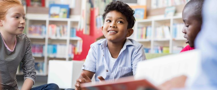 مقال رأي: المزيد من القراءة بصوت عالٍ يُلهم الأطفال كتابة القصص وسردها 