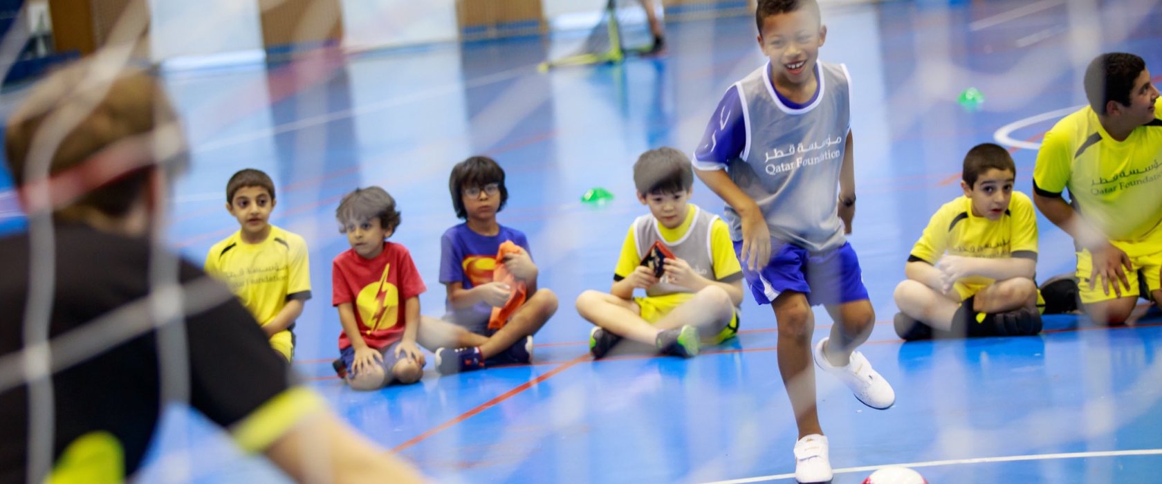 طلاب مؤسسة قطر يتطوعون لدعم أقرانهم من ذوي القدرات الخاصة في برنامج رياضي