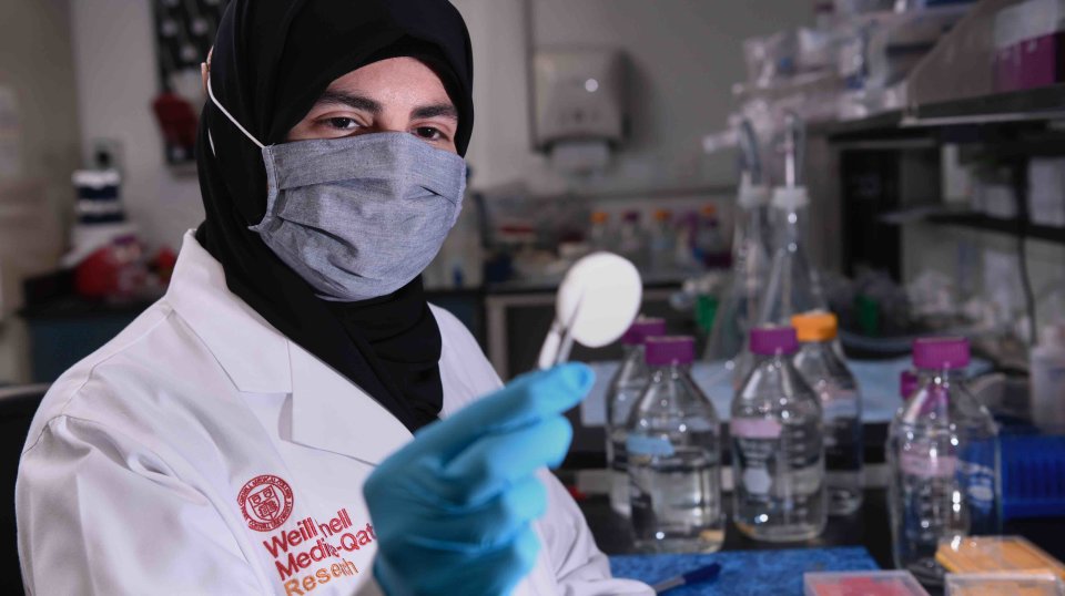 عالمة وباحثة في مؤسسة قطر تدرس العلاقة بين الخلايا الجذعية البشرية وفعالية الدواء 