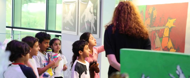 معرض "سيروا في الأرض" بمؤسسة قطر يُتيح تجربة التعلّم من خلال الفن