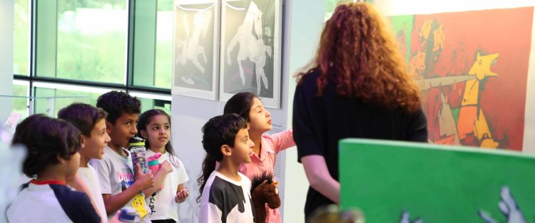 معرض "سيروا في الأرض" بمؤسسة قطر يُتيح تجربة التعلّم من خلال الفن