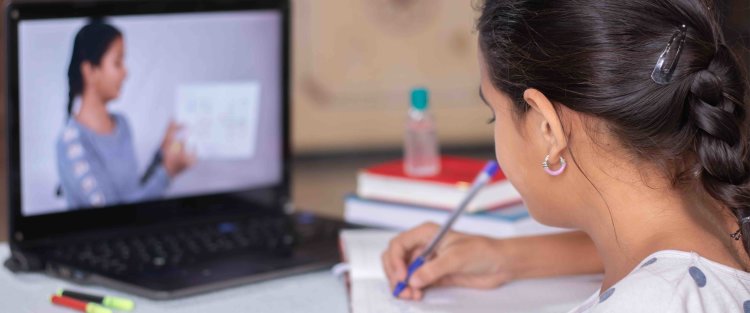 طالبة في إحدى مدارس مؤسسة قطر تُطلق قناة تعليمية افتراضية لتطوير المهارات اللغوية  