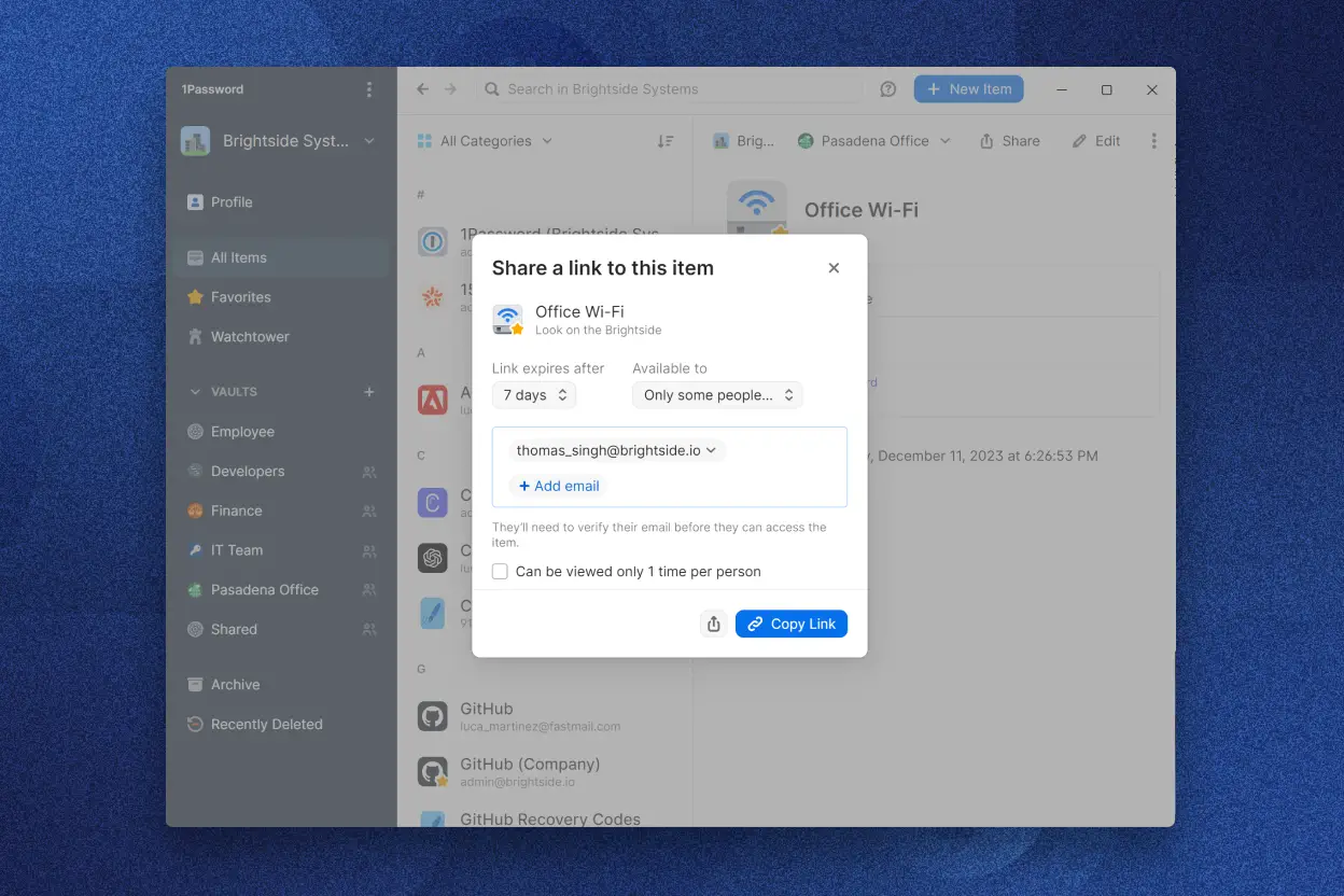 La aplicación 1Password mostrando el diálogo «Compartir un enlace a este elemento». El cuadro de diálogo muestra una dirección de correo electrónico y opciones para establecer la caducidad del enlace en 7 días y hacer que el enlace esté disponible «solo para algunas personas». Hay una casilla de verificación para «Se puede ver solo 1 vez por persona» y botones para «Compartir enlace» y «Copiar enlace».