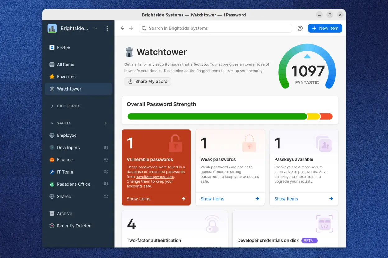 セキュリティアラート用のWatchtower機能を表示する1Passwordアプリ。セキュリティスコアは1097で「すばらしい」との評価。全体的なパスワード強度、脆弱なパスワード1つ、弱いパスワード1つ、利用可能なパスキー1つ、二要素認証オプション4つが表示される。