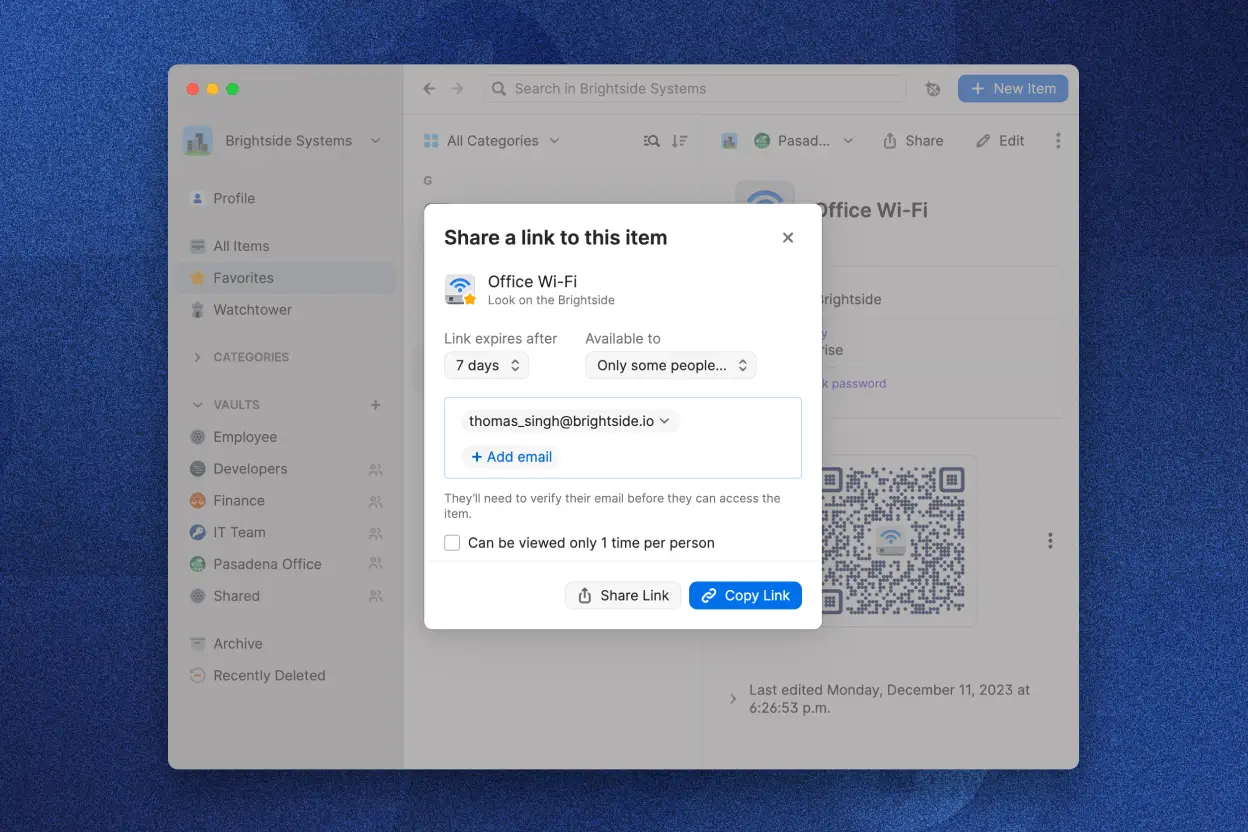 App do 1Password mostrando a caixa de diálogo "Compartilhar um link deste item". A caixa de diálogo exibe um endereço de e-mail e opções selecionadas de definir o vencimento do link em sete dias e disponibilizar o link para “Somente algumas pessoas”. Há uma caixa de seleção para “Só pode ser visualizado 1 vez por pessoa” e os botões “Compartilhar link” e “Copiar link”.