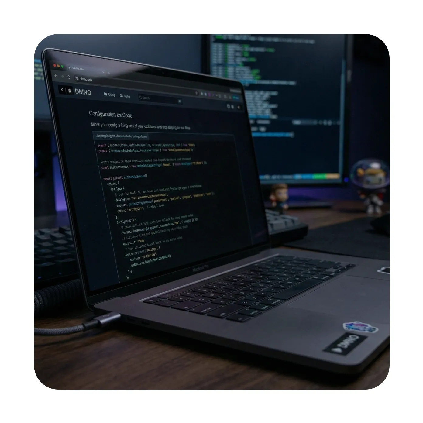 Laptop auf einem Schreibtisch, der „Konfiguration als Code“-Seite und einen Code-Editor auf dem Bildschirm anzeigt.