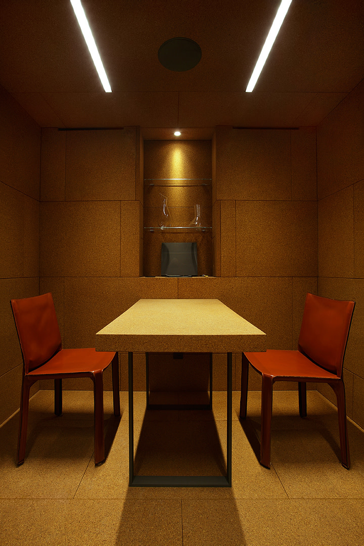 Suberra table and wine room2