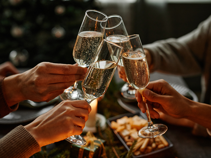 silvester-dinner-iStock-1346201607-700x524px-web