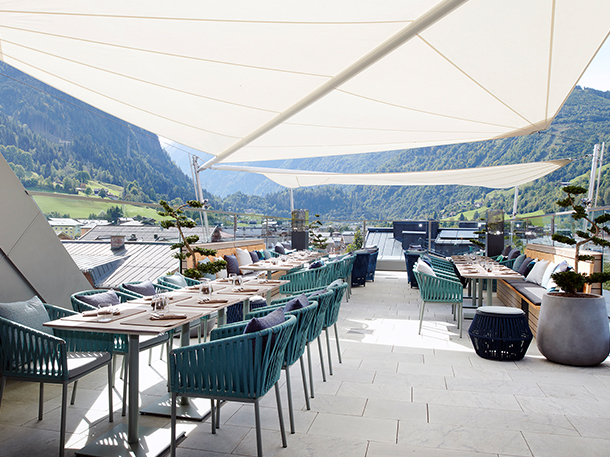 Blicken Sie entspannt auf unserer Dachterrasse mit einer Tasse Kaffee und "Weitblick" zum Kitzsteinhorn!