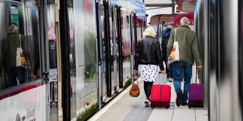 Flying into Edinburgh for the Festival? The transport options if you're heading into the city