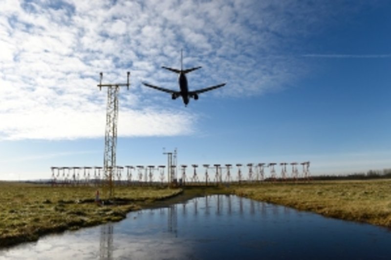 Step into the airport noise lab: Monitor the volume of passing planes live and learn about aircraft noise rules