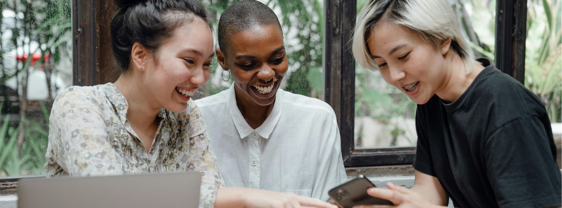 friends at different language proficiency levels talking together