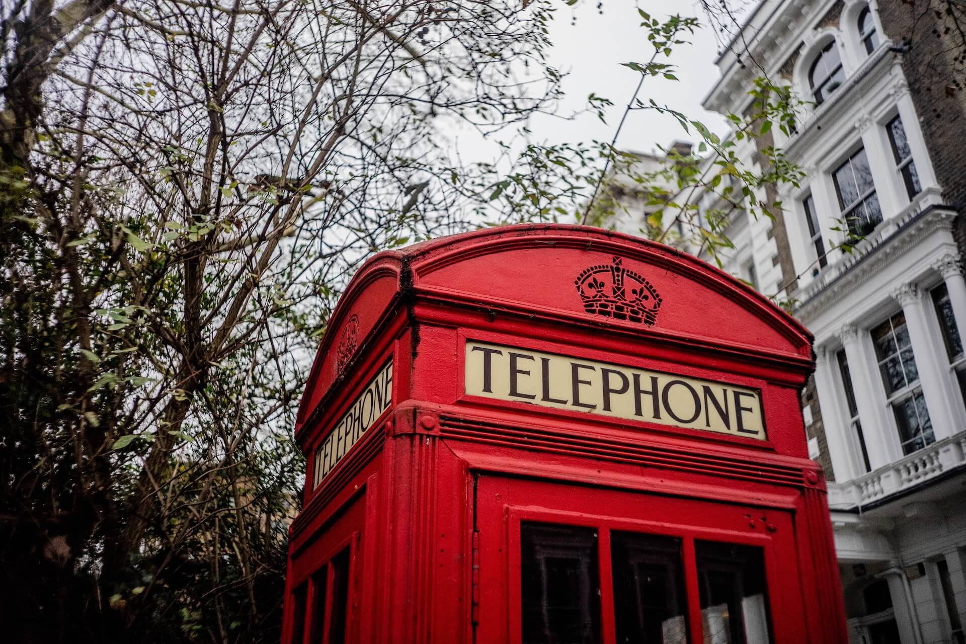 Красная телефонная будка в Англии