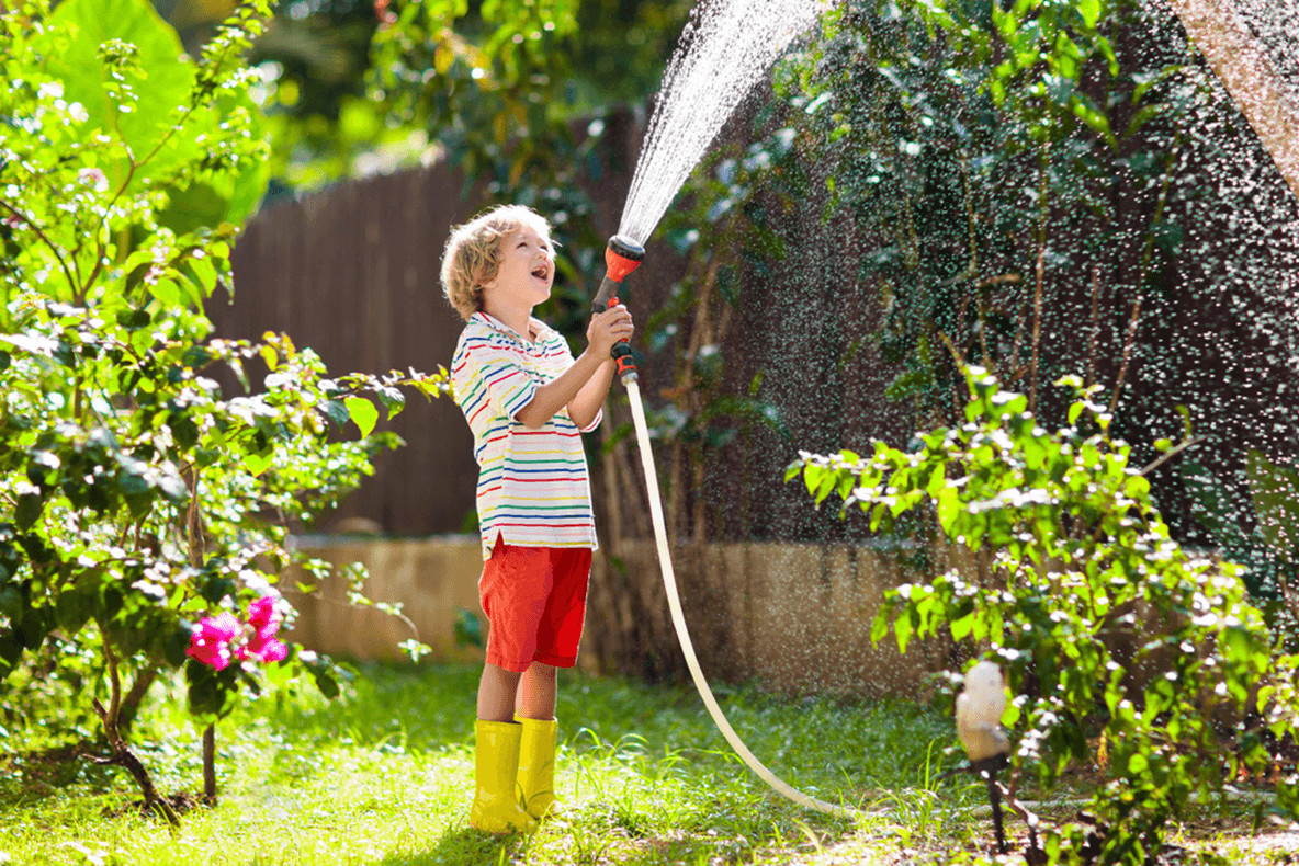 Kind hilft im Garten