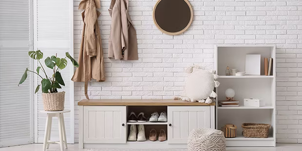 Eine einladende Garderobe mit einer Sitzbank die Platz für Schuhe bietet und freistehenden Wandhaken | shöpping.at