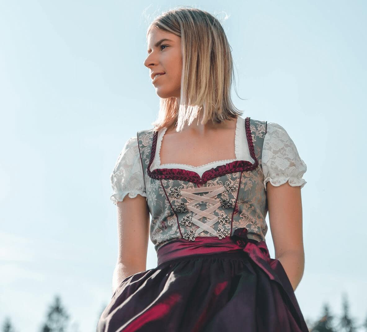 Blonde Dame im Dirndl.