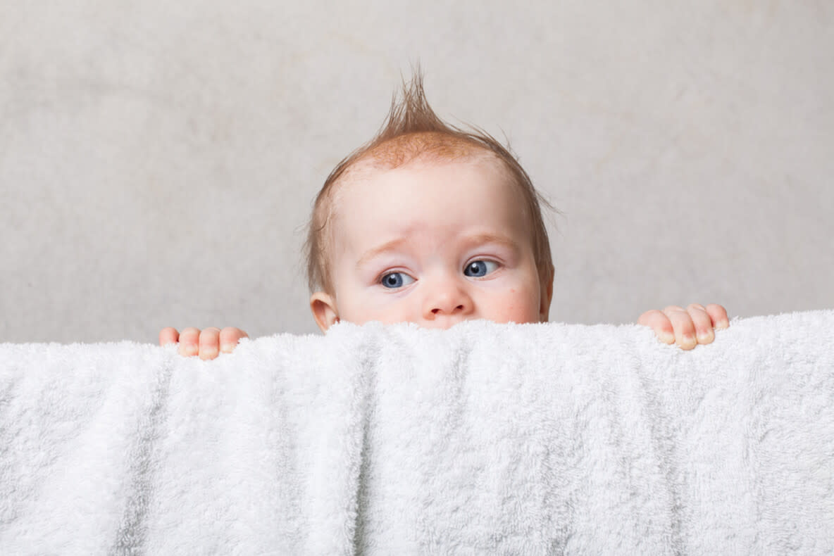 Wird das Haar des Babys immer länger, fragen sich viele Eltern, wann der erste Haarschnitt fällig ist. 