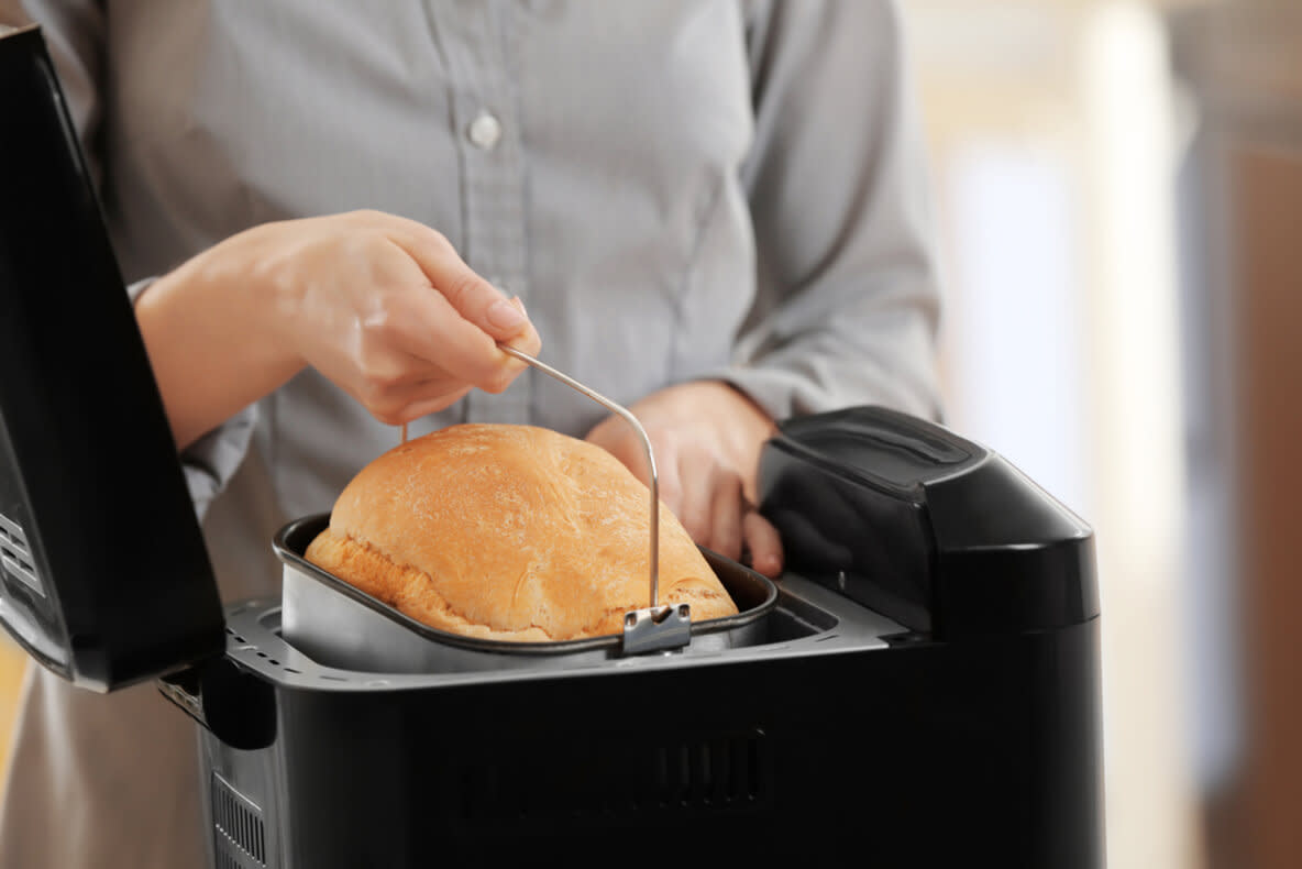 Wer vorhat, regelmäßig Brot zu backen, kann auch über einen Brotbackautomaten nachdenken.
