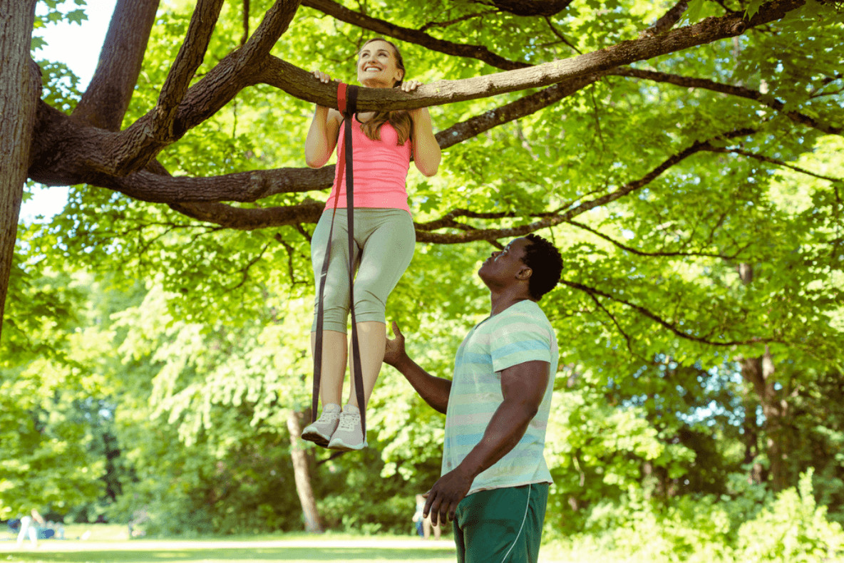 Klimmzüge zählen ebenfalls zu den idealen Übungen fürs Outdoor-Training.