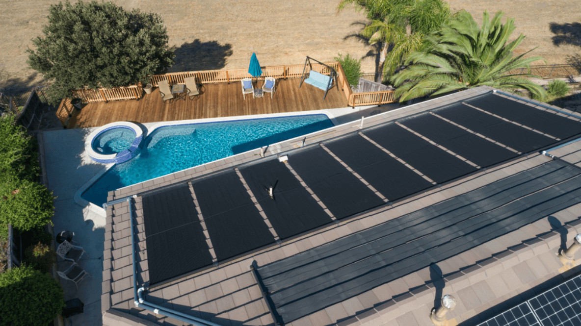 Solar-Poolheizungen haben geringe Betriebskosten, sind jedoch sehr wetterabhängig.