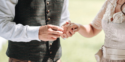 Hochzeiten in Tracht liegen absolut zu Recht im Trend.