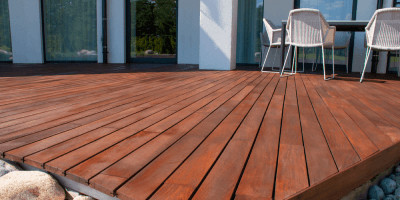 Moderne Terrasse mit einem Terrassenbelag aus Holz.